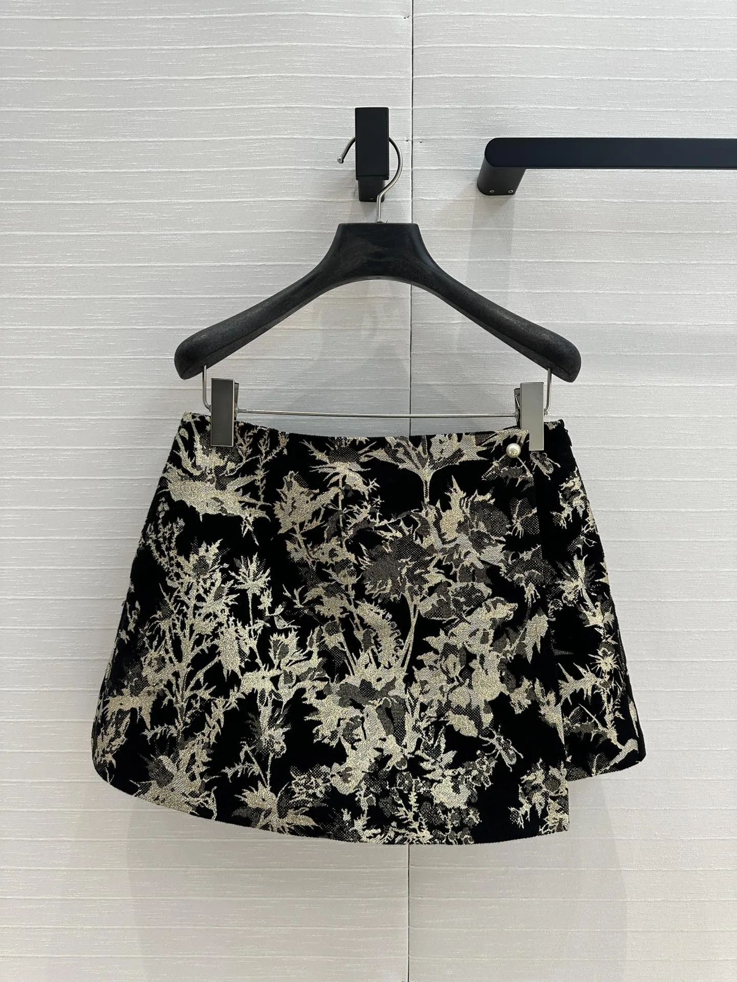 Black gold flower element hakama